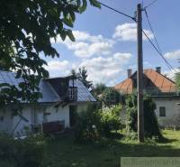 Rodinný dom v srdci Štiavnických vrchov, Štiavnické Bane. - Rodinné domy v Štiavnických Baniach obklopené zeleňou a čistou oblohou.