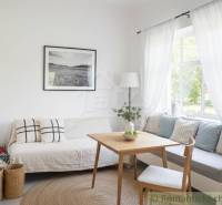 Rodinný dom v srdci Štiavnických vrchov, Štiavnické Bane. - Svetlá obývačka v rodinnom dome s útulným sedením, stolom a dekoráciami.