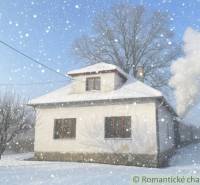 Rodinný dom v srdci Štiavnických vrchov, Štiavnické Bane. - Rodinný dom v Štiavnických Baniach počas zasneženia, vedľa prechádza vlak, zasnežená strecha.
