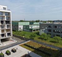 PRENÁJOM parkovacieho miesta v garáži, E.Wenzla - RENDEZ - Pohľad na obytné budovy a zeleň na Eduarda Wenzla v Bratislave-Rači, garáže vpravo.