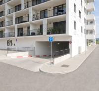 PRENÁJOM parkovacieho miesta v garáži, E.Wenzla - RENDEZ - Bytová budova s parkovacím vjazdom v Bratislave-Rači na ulici Eduarda Wenzla.