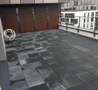 3-izb. byt, Zuzany Chalupovej, Petržalkou s veľkou terasou a saunou - Terasa s dlažbou pri 3-izbovom byte na ulici Zuzany Chalupovej, Bratislava - Petržalka.