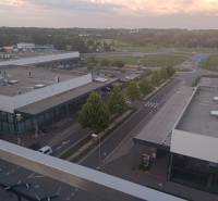 3-izb. byt, Zuzany Chalupovej, Petržalkou s veľkou terasou a saunou - Výhľad z bytu na Zuzany Chalupovej v Bratislave-Petržalke na obchodné a zelené priestory.