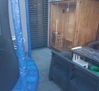 3-izb. byt, Zuzany Chalupovej, Petržalkou s veľkou terasou a saunou - Na terase 3-izbového bytu je trampolína, sauna, stôl a stoličky.