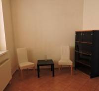 Nebytový priestor, Mikulášska, centrum mesta pod hradom - Na ulici Mikulášska, 1-izbový byt s dvoma stoličkami a skrinkou v miestnosti.