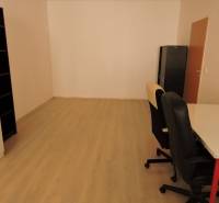 Nebytový priestor, Mikulášska, centrum mesta pod hradom - Prázdna miestnosť so stolmi a stoličkami na ulici Mikulášska, vhodná pre 1-izbový byt.