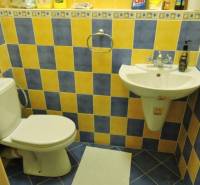 Nebytový priestor, Mikulášska, centrum mesta pod hradom - Kúpeľňa v 1-izbovom byte s modro-žltými kachličkami na ulici Mikulášska.