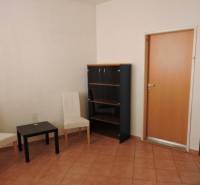 Nebytový priestor, Mikulášska, centrum mesta pod hradom - Jednoduchý interiér, 1-izbový byt na ulici Mikulášska, s kuchyňou a nábytkom.