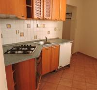 Nebytový priestor, Mikulášska, centrum mesta pod hradom - Malá kuchyňa na ulici Mikulášska, 1-izbový byt s plynovým sporákom a linkou.