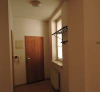 Nebytový priestor, Mikulášska, centrum mesta pod hradom - Vstupná chodba bytu na Mikulášskej, s vešiakovou súpravou a dlažbou.