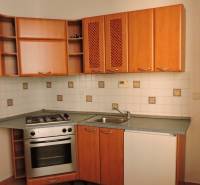 Nebytový priestor, Mikulášska, centrum mesta pod hradom - Kuchyňa na ulici Mikulášska v 1-izbovom byte s plynovým sporákom a drezom.