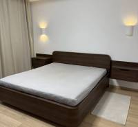 3-izb. byt, Martina Granca, Dúbravka, novostavba Pekná výhliadka - Spálňa s posteľou a nočnými stolíkmi, podlaha s dreveným dekorom.