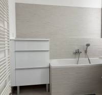 3-izb. byt, Martina Granca, Dúbravka, novostavba Pekná výhliadka - Kúpeľňa so svetlými obkladačkami, vaňou, bielou skrinkou a radiátorom v 3-izbovom byte.