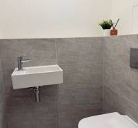 3-izb. byt, Martina Granca, Dúbravka, novostavba Pekná výhliadka - Malé WC so stenami z dlaždíc a závesným umývadlom v 3-izbovom byte.