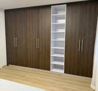 3-izb. byt, Martina Granca, Dúbravka, novostavba Pekná výhliadka - Spálňa s veľkou skriňou a podlahou s dreveným dekorom v 3-izbovom byte.