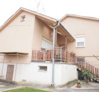 Rodinný dom v obci Čilížska Radváň s veľkým pozemkom - Rodinný dom s terasou a záhradou, vhodný pre pokojný život.