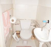 Rodinný dom v obci Čilížska Radváň s veľkým pozemkom - Malá kúpeľňa s toaletou, umývadlom, úložným košom na rodinný dom.