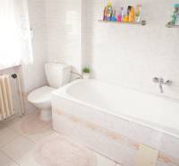 Rodinný dom v obci Čilížska Radváň s veľkým pozemkom - Kúpeľňa s vaňou, toaletou a radiátorom v rodinnom dome.