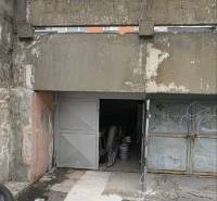 Garáž, Dudvažská ul., Podunajské Biskupice - Garáže na Dudvážskej ulici v Bratislave - Podunajských Biskupiciach, pred bytovým domom.