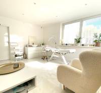 4-izb. byt, Cabanova ul., Dúbravka so samostatným vstupom - Kozmetický salón so svetlou výbavou, hygienickým prostredím na ulici Cabanova, 4-izbový byt.