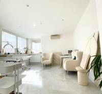 4-izb. byt, Cabanova ul., Dúbravka so samostatným vstupom - Svetlý 4-izbový byt s nábytkom na ulici Cabanova, ideálny pre bývanie.