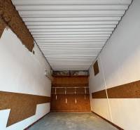 Garáž Bebravská ul., Vrakuňa s pozemkom - Interiér garáže s bielym stropom a hnedými stenami v lokalite Bebravská, Bratislava - Vrakuňa.