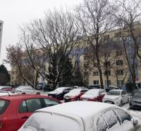 Veľký 2-izb. byt na ul. Nezábudková, Ružinov pri OC Retro - Zasnežené autá pred bytovkou na Nezábudkovej ulici v Bratislave - Ružinov.