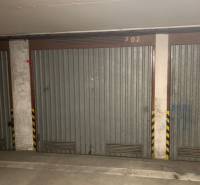 Garáž na začiatku Petržalky - Garáže na Medveďovej ulici v Bratislave - Petržalke s kovovými dverami.