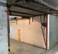 Garáž na začiatku Petržalky - Otvorená garáž na Medveďovej ulici v Petržalke, Bratislava, s betónovou podlahou a skladovacím priestorom.