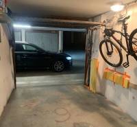 Garáž na začiatku Petržalky - Garáž s bicyklom na stene a autom na ulici Medveďovej v Bratislave - Petržalke.