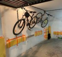 Garáž na začiatku Petržalky - Závesné bicykle a ochranné prvky v garážach na Medveďovej ulici v Petržalke, Bratislava.