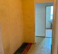 4-izb. byt, Martinčekova ul., Ružinov, 2.p./10, 2 x lodžia - Úzky, nevymaľovaný chodba v 4-izbovom byte s pohľadom do ďalšej miestnosti.