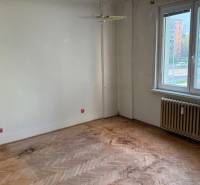 4-izb. byt, Martinčekova ul., Ružinov, 2.p./10, 2 x lodžia - Izba v 4-izbovom byte s podlahou s dreveným dekorom a radiátorom.