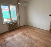 4-izb. byt, Martinčekova ul., Ružinov, 2.p./10, 2 x lodžia - Izba v 4-izbovom byte s oknom a podlahou s dreveným dekorom.