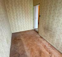 4-izb. byt, Martinčekova ul., Ružinov, 2.p./10, 2 x lodžia - Úzka miestnosť s podlahou s dreveným dekorom a tapetami v 4-izbovom byte.