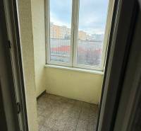 4-izb. byt, Martinčekova ul., Ružinov, 2.p./10, 2 x lodžia - Vstup na zasklenú lodžiu s dlažbou, nachádzajúcu sa v 4-izbovom byte.