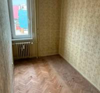 4-izb. byt, Martinčekova ul., Ružinov, 2.p./10, 2 x lodžia - Úzka miestnosť v 4-izbovom byte s tapetovanými stenami a podlahou s dreveným dekorom.