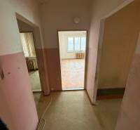 4-izb. byt, Martinčekova ul., Ružinov, 2.p./10, 2 x lodžia - Chodba so vstupmi do miestností a podlahou s dreveným dekorom v 4-izbovom byte.