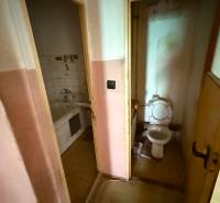 4-izb. byt, Martinčekova ul., Ružinov, 2.p./10, 2 x lodžia - Kúpeľňa so starou vaňou a samostatnou toaletou v 4-izbovom byte.