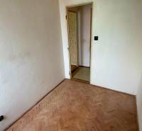 4-izb. byt, Martinčekova ul., Ružinov, 2.p./10, 2 x lodžia - Izba 4-izbového bytu s podlahou s dreveným dekorom a dverami.