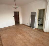 4-izb. byt, Martinčekova ul., Ružinov, 2.p./10, 2 x lodžia - Izba v 4-izbovom byte s podlahou s dreveným dekorom a dverami do kuchyne.