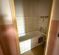 4-izb. byt, Martinčekova ul., Ružinov, 2.p./10, 2 x lodžia - Kúpeľňa so staršou dlažbou a obkladmi, 4-izbový byt.