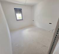 Chorvátsko, Makarska - veľký apartmán v novostavbe s výťahom - Svetlá izba s bielymi stenami a oknom značky HR-reality v Rekreačnom apartmáne.