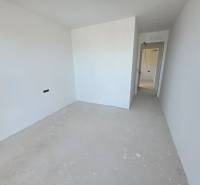 Chorvátsko, Makarska - veľký apartmán v novostavbe s výťahom - Rekreačný apartmán s bielymi stenami a základnou podlahou bez dekoru.