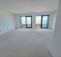 Chorvátsko, Makarska - veľký apartmán v novostavbe s výťahom - Interiér Rekreačného apartmánu s výhľadom cez veľké okná na more.