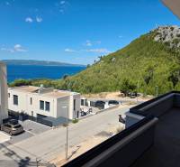 Chorvátsko, Makarska - veľký apartmán v novostavbe s výťahom - Výhľad z rekreačného apartmánu v Makarskej na more a zelené kopce.
