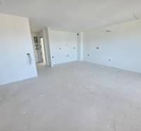 Chorvátsko, Makarska - veľký apartmán v novostavbe s výťahom - Rekreačný apartmán s čistými bielymi stenami a priestrannou podlahou s dreveným dekorom.