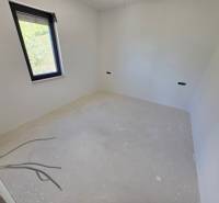 Chorvátsko, Makarska - veľký apartmán v novostavbe s výťahom - Nezariadená miestnosť v Rekreačnom apartmáne so svetlou stenou a oknom.