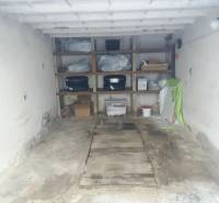 Garáž na ul. Jelačičova, Ružinov - Nivy - Úložný priestor v garáži s regálmi plnými rôznych predmetov a nástrojov.