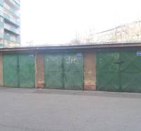 Garáž na ul. Jelačičova, Ružinov - Nivy - Garáže na Jelačičovej ulici v Bratislave - Ružinove so zelenými kovovými bránami.